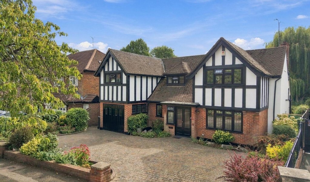 Broadstrood, Loughton