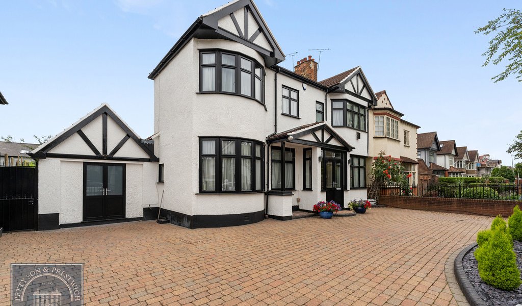 1 bedroom, 1 bathroom Apartment for sale in Wanstead, London Petty