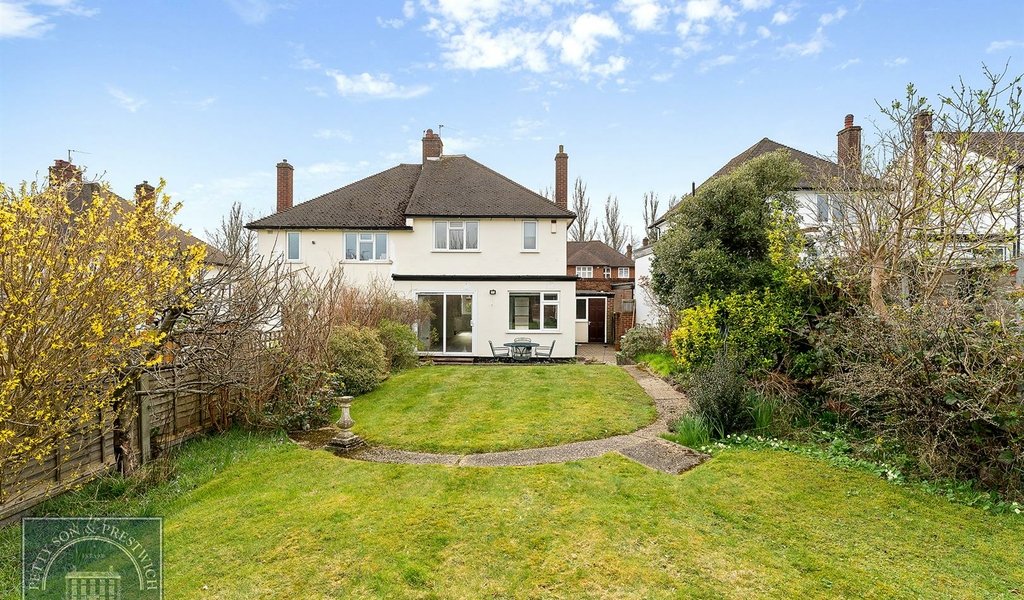 Roundmead Avenue, Loughton