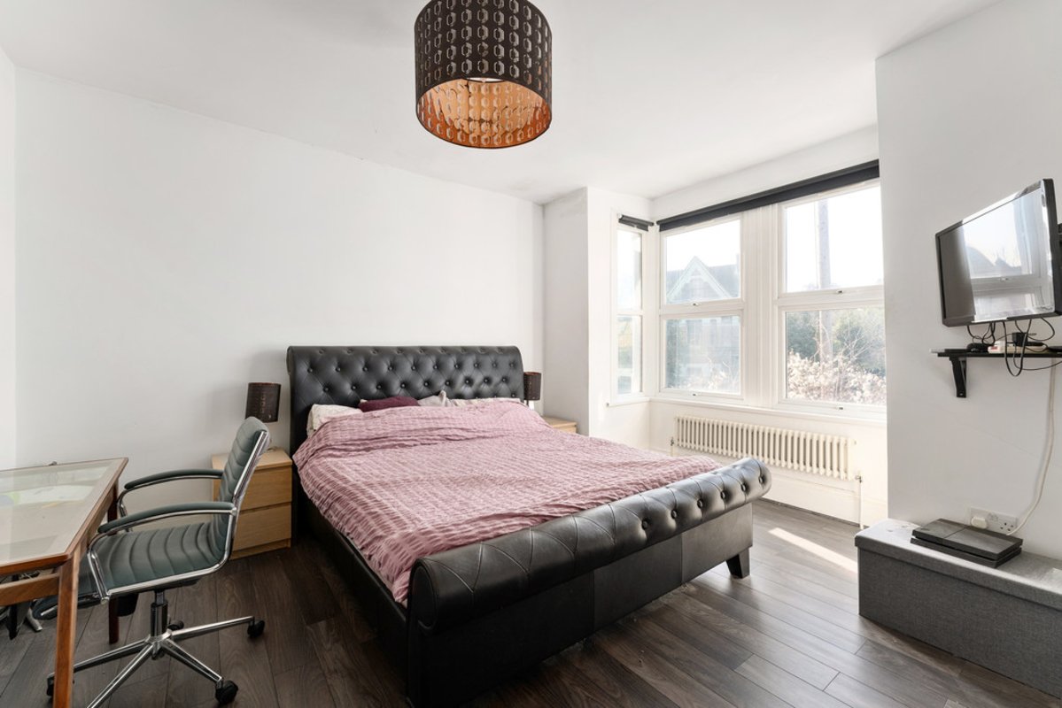 2 bedroom, 1 bathroom Apartment for sale in Wanstead, London Petty Son & Prestwich Estate Agents